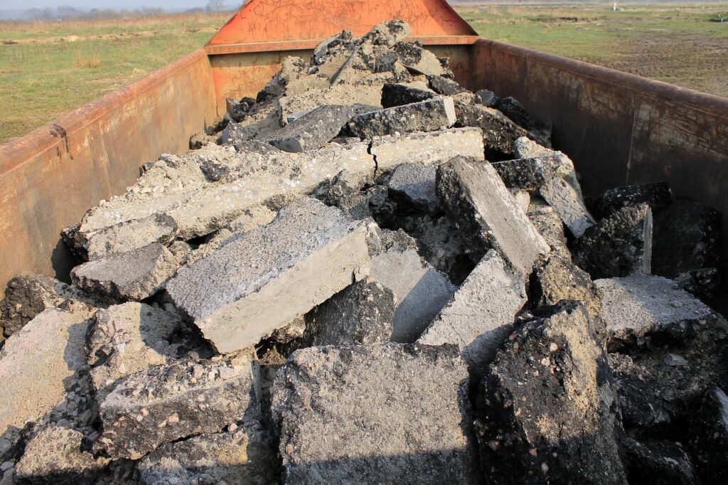 Retirada de escombros en interior de viviendas en Asturias